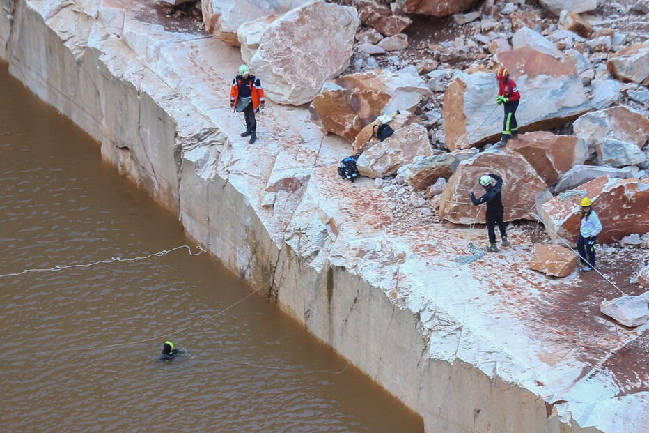 Derrocada em estrada que passava no meio de pedreiras faz dois mortos e três desaparecidos
