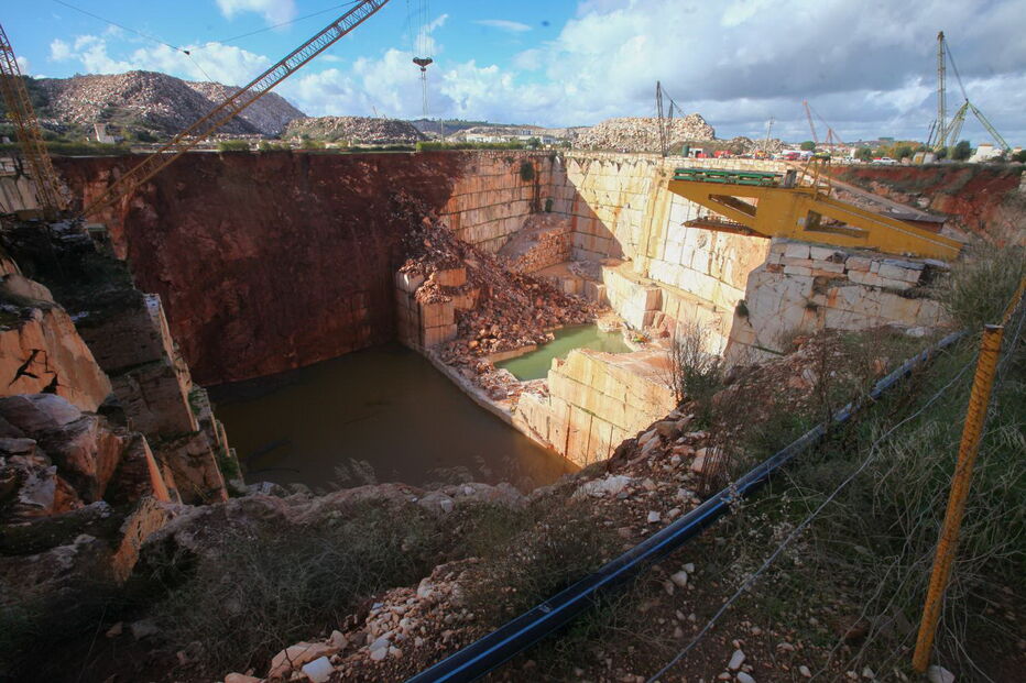 Derrocada em estrada que passava no meio de pedreiras faz dois mortos e três desaparecidos