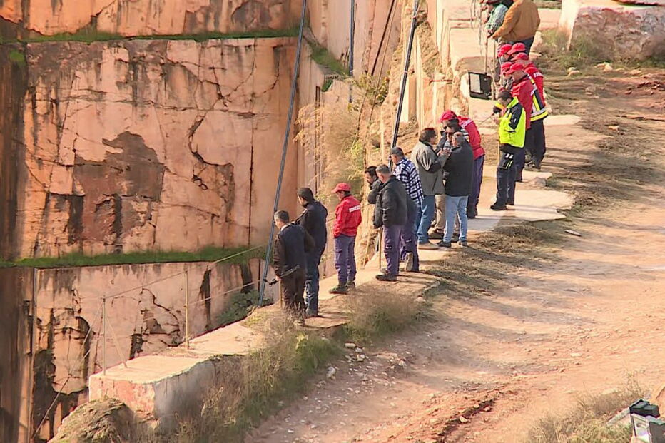 Derrocada em estrada que passava no meio de pedreiras faz dois mortos e três desaparecidos	