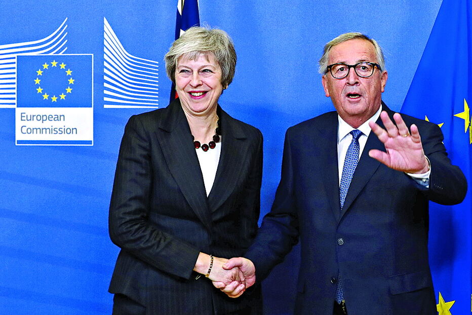 May cumprimenta Jean-Claude Juncker, em Bruxelas