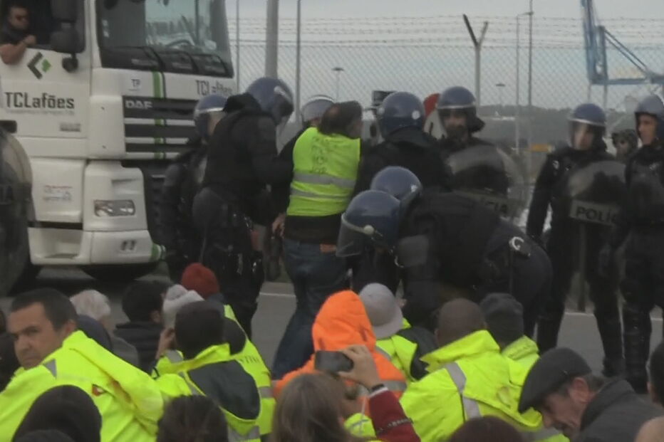 Estivadores em protesto retirados à força do porto de Setúbal