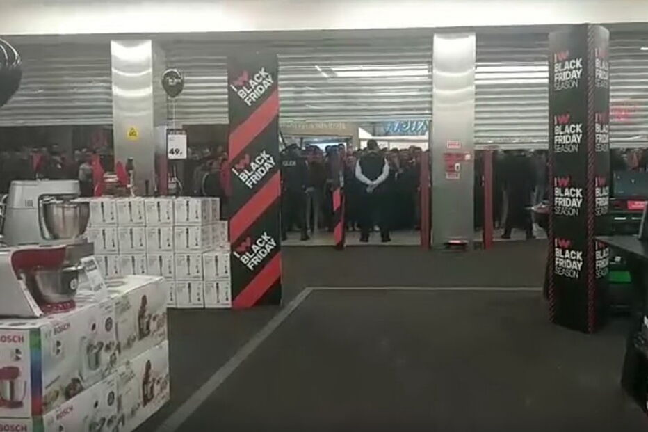 centenas de pessoas à loja entre encontrões e atropelos