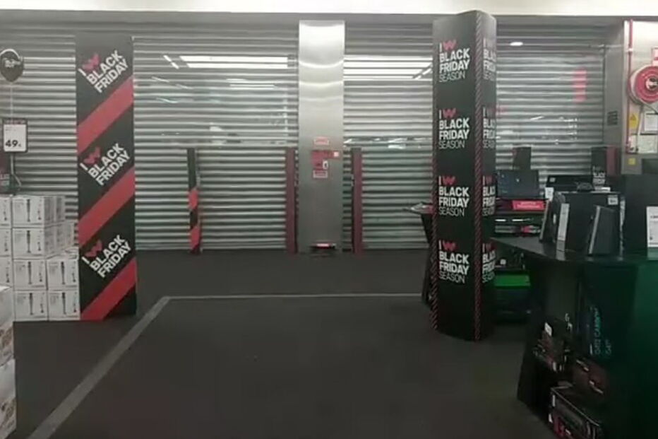 centenas de pessoas à loja entre encontrões e atropelos