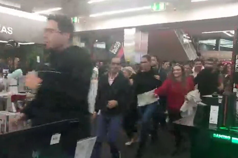 centenas de pessoas à loja entre encontrões e atropelos