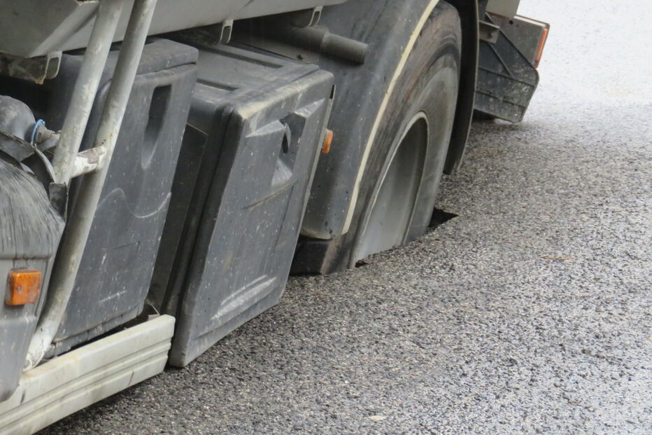 Estrada cede em Lisboa e camião com material de construção fica preso 