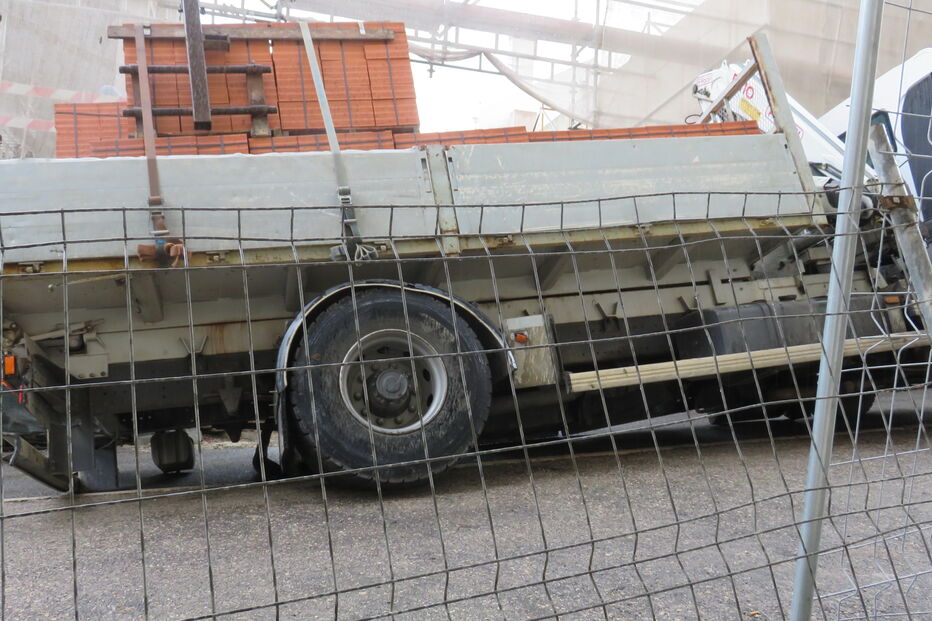 Estrada cede em Lisboa e camião com material de construção fica preso 