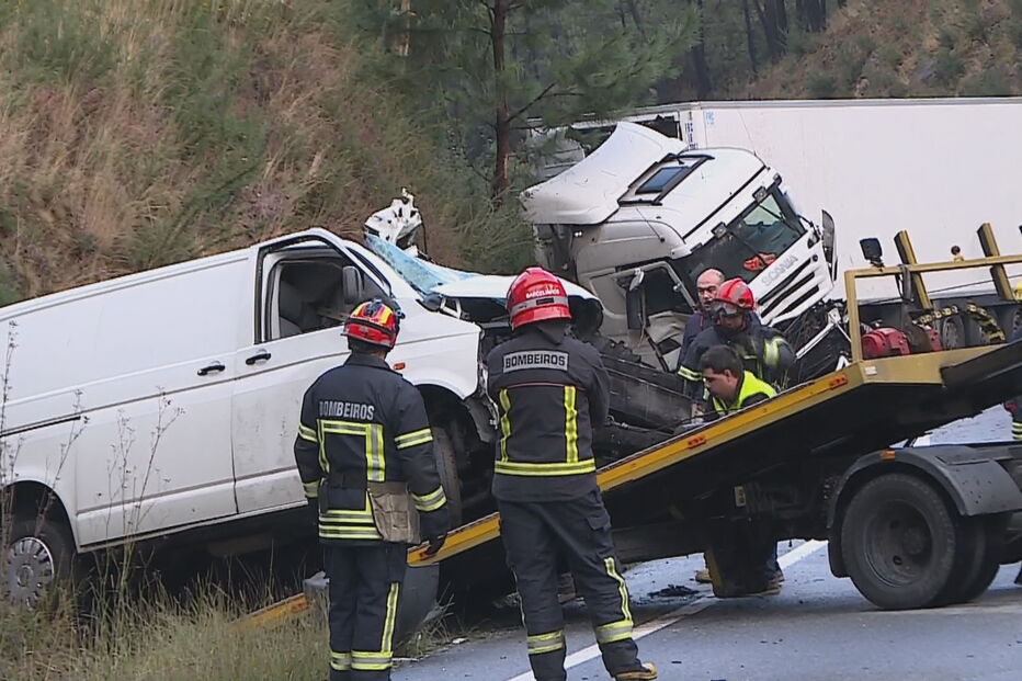 Homem morre em colisão de carrinha com camião