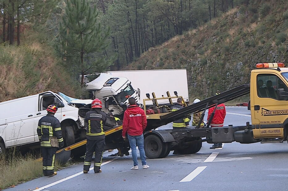 Homem morre em colisão de carrinha com camião