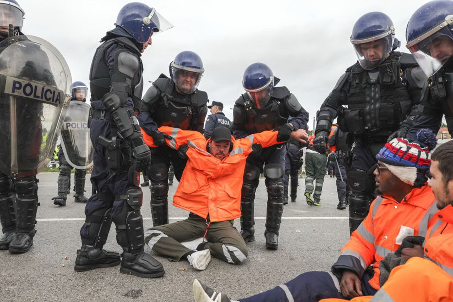 Estivadores em protesto perante aparato policial no porto de Setúbal
