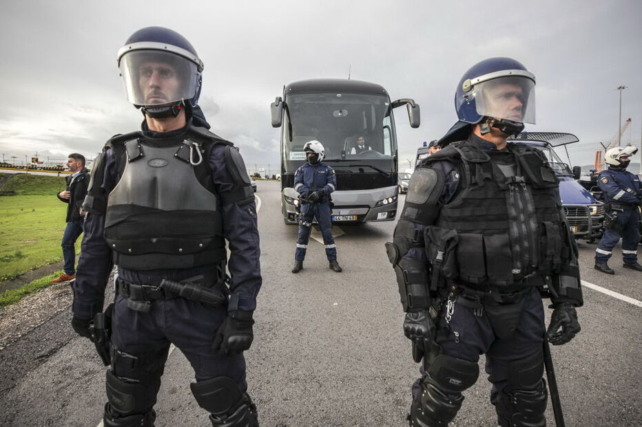 Estivadores em protesto perante aparato policial no porto de Setúbal