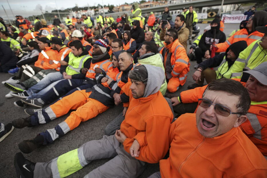 Estivadores em protesto perante aparato policial no porto de Setúbal