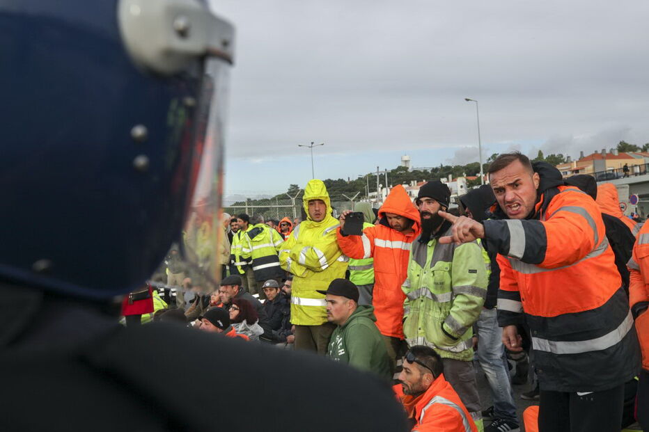 Estivadores em protesto perante aparato policial no porto de Setúbal