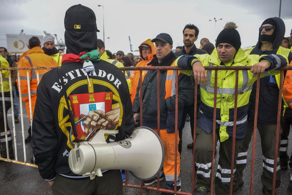 Estivadores em protesto perante aparato policial no porto de Setúbal