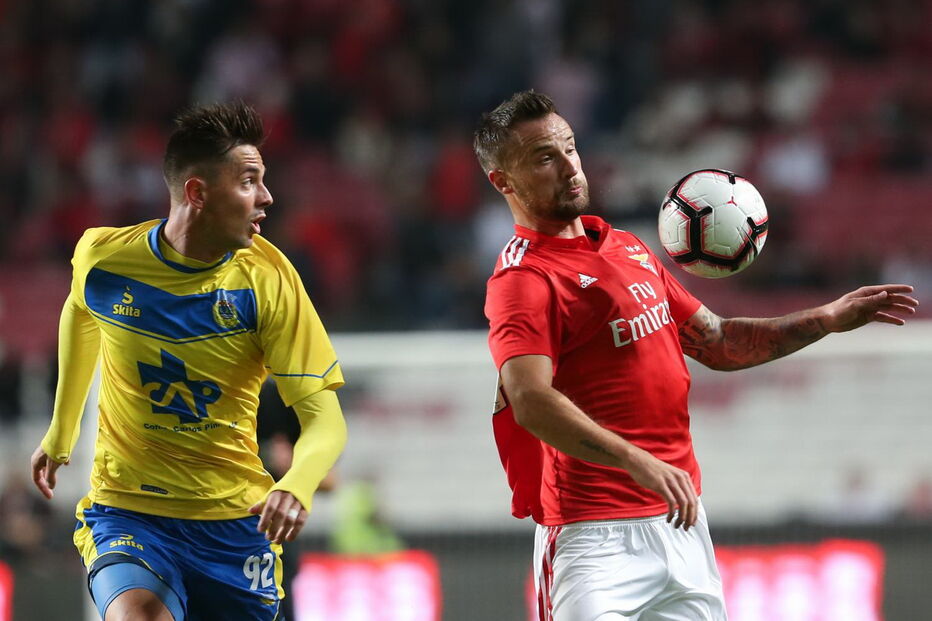 Seferovic e Massaia disputam lance no Benfica - Arouca