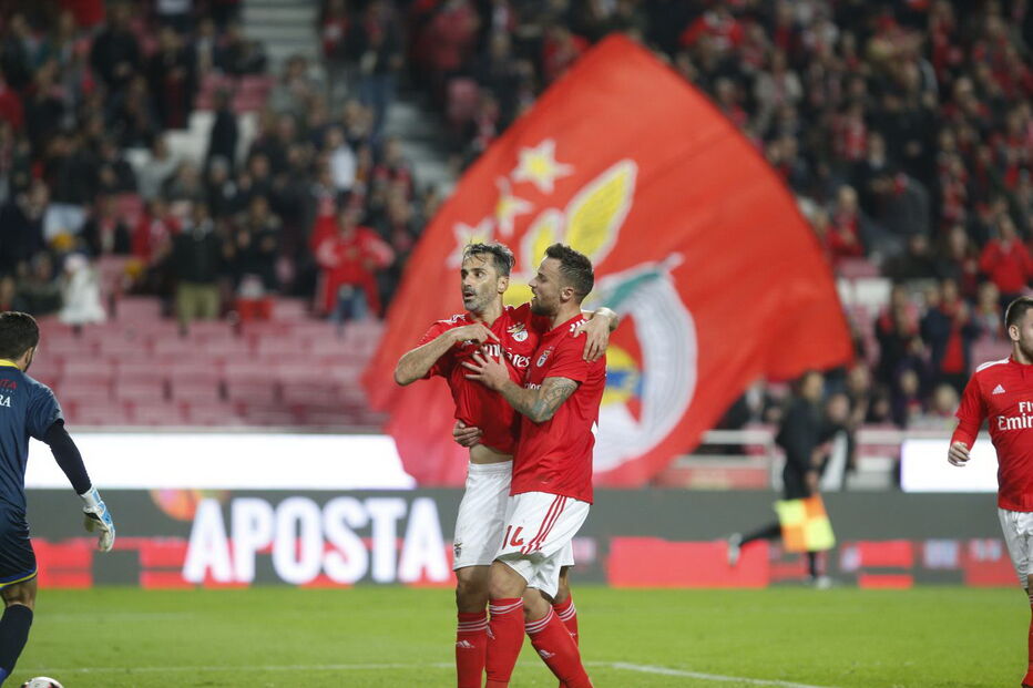 Jonas e Seferovic festejam golo do Benfica ao Arouca