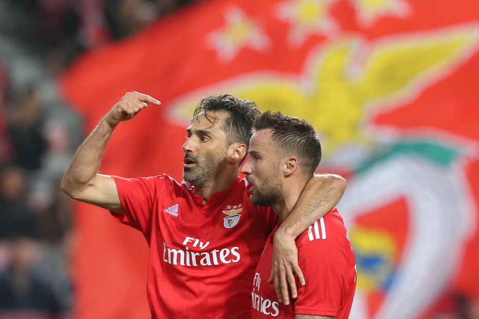 Jonas e Seferovic festejam golo do Benfica ao Arouca	