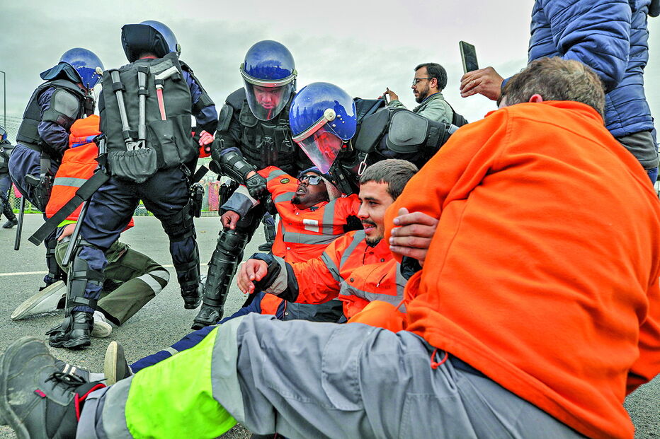 Unidade Especial da PSP tirou estivadores ‘em peso’ do bloqueio