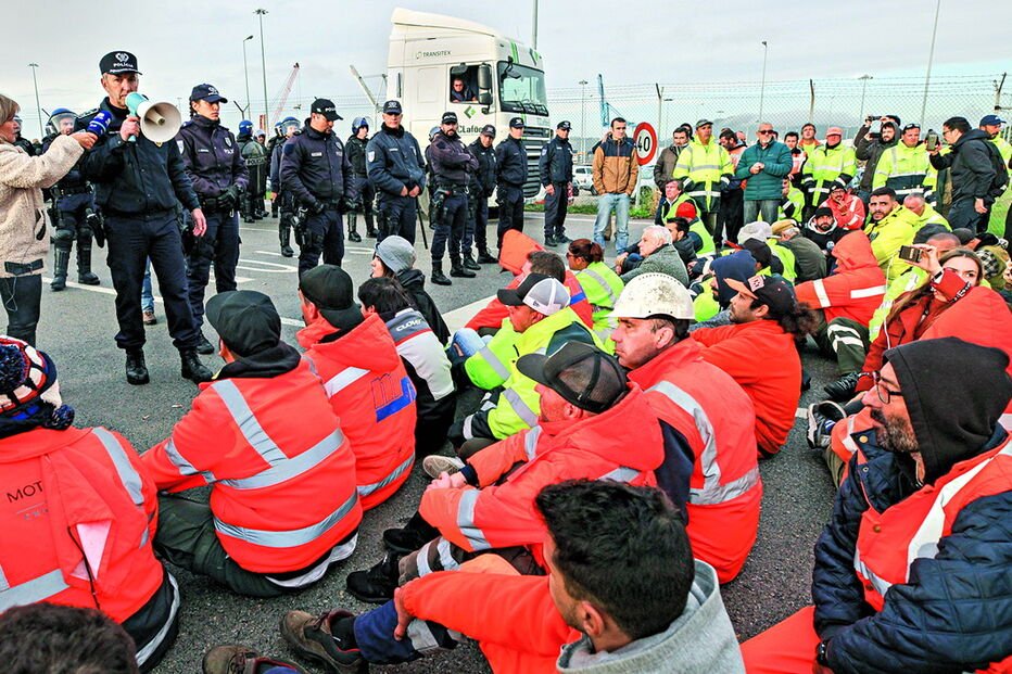 Polícia tentou inicialmente pedir aos trabalhadores precários que desimpedissem a estrada de acesso