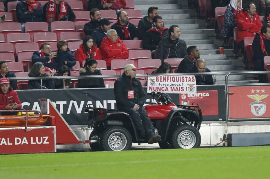 Cartaz contra o regresso de Jorge Jesus no jogo Benfica-Arouca