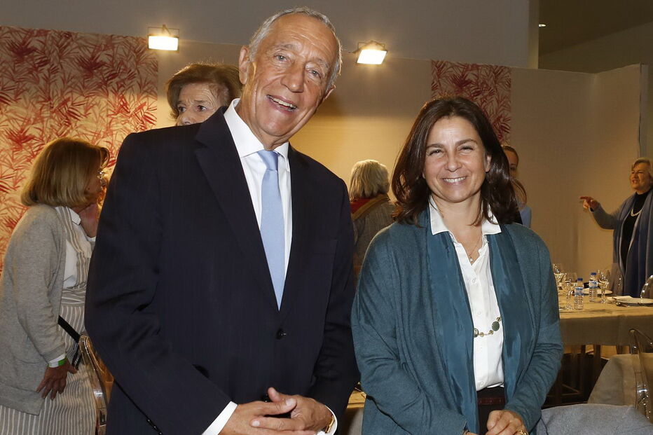 Marcelo Rebelo de Sousa cumprimenta amiga Isabel de Herédia