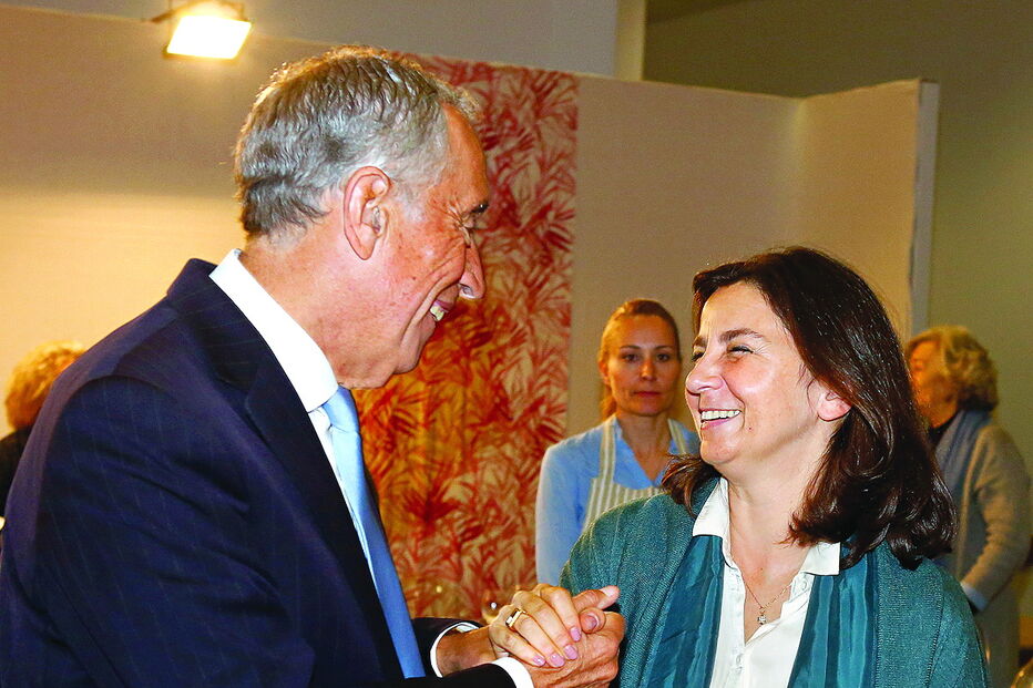 Marcelo Rebelo de Sousa cumprimenta amiga Isabel de Herédia