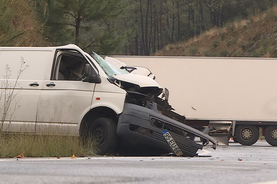 Carrinha ficou destruída na colisão com um camião na EN103 em Barcelos