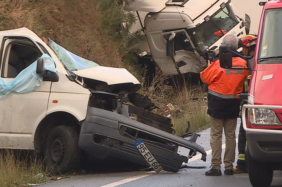 Carrinha ficou destruída na colisão com um camião na EN103 em Barcelos