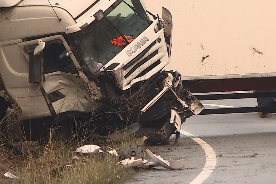Carrinha ficou destruída na colisão com um camião na EN103 em Barcelos