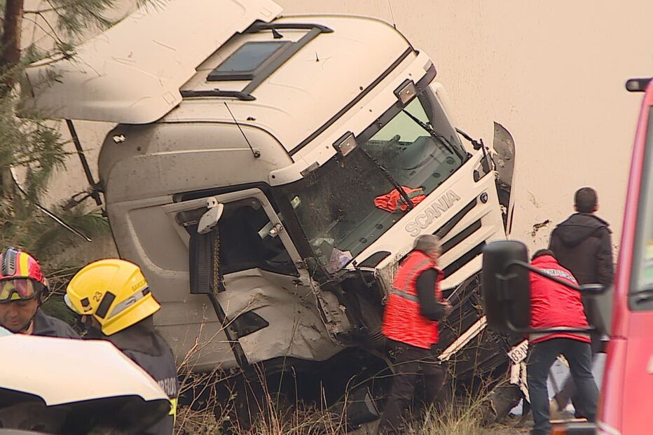 Carrinha ficou destruída na colisão com um camião na EN103 em Barcelos
