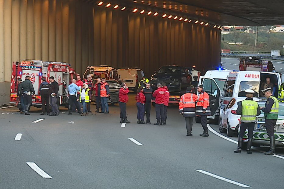 Três bombeiros colhidos na A43 em Gondomar