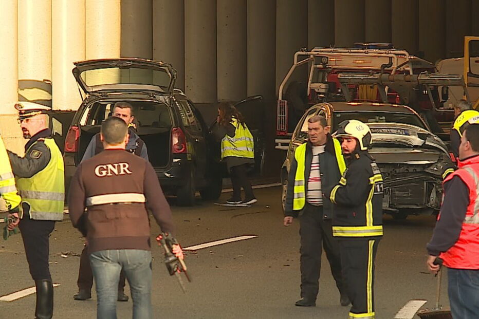 Três bombeiros colhidos na A43 em Gondomar