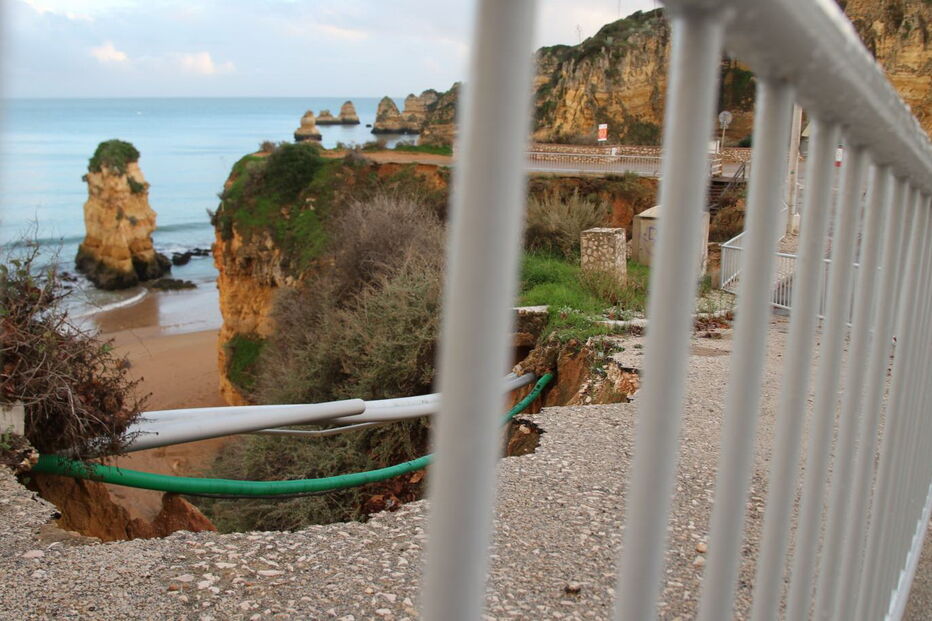 Arriba junto a prédio em Lagos em risco de derrocada 