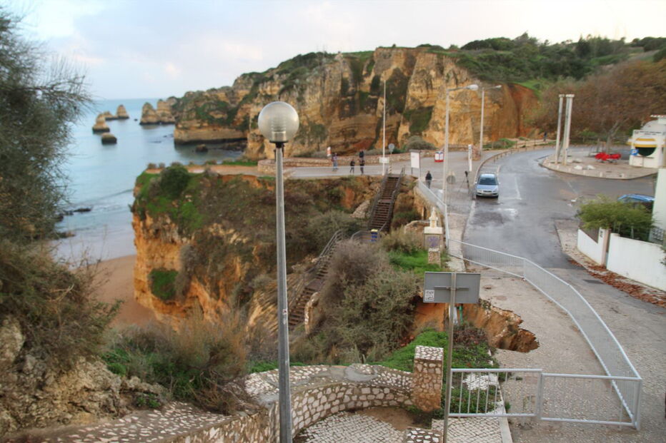 Arriba junto a prédio em Lagos em risco de derrocada 