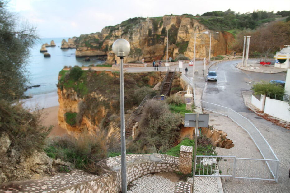 Arriba junto a prédio em Lagos em risco de derrocada 