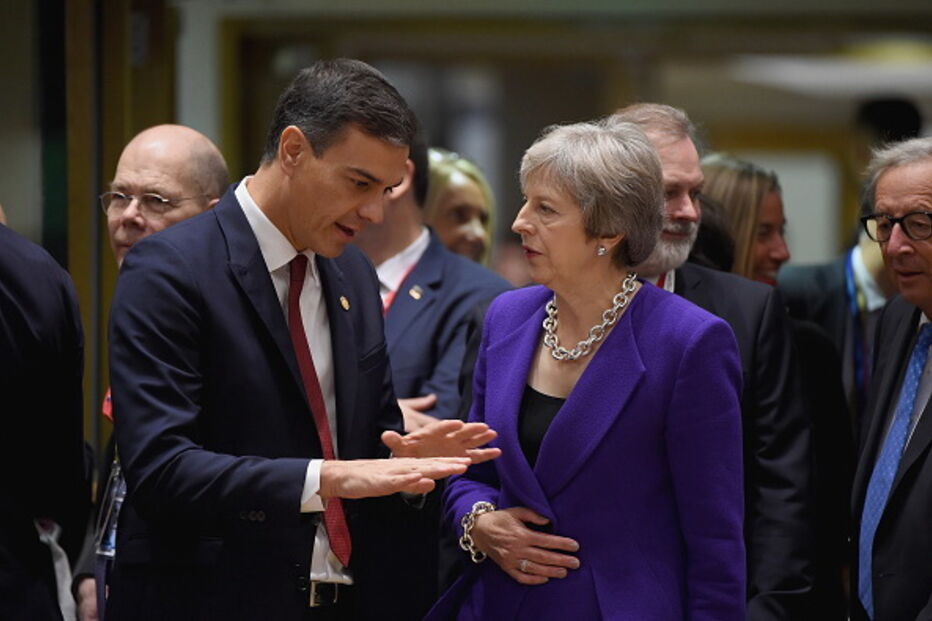 A primeira ministra britânica Theresa May com o presidente do governo de Espanha, Pedro Sanchez