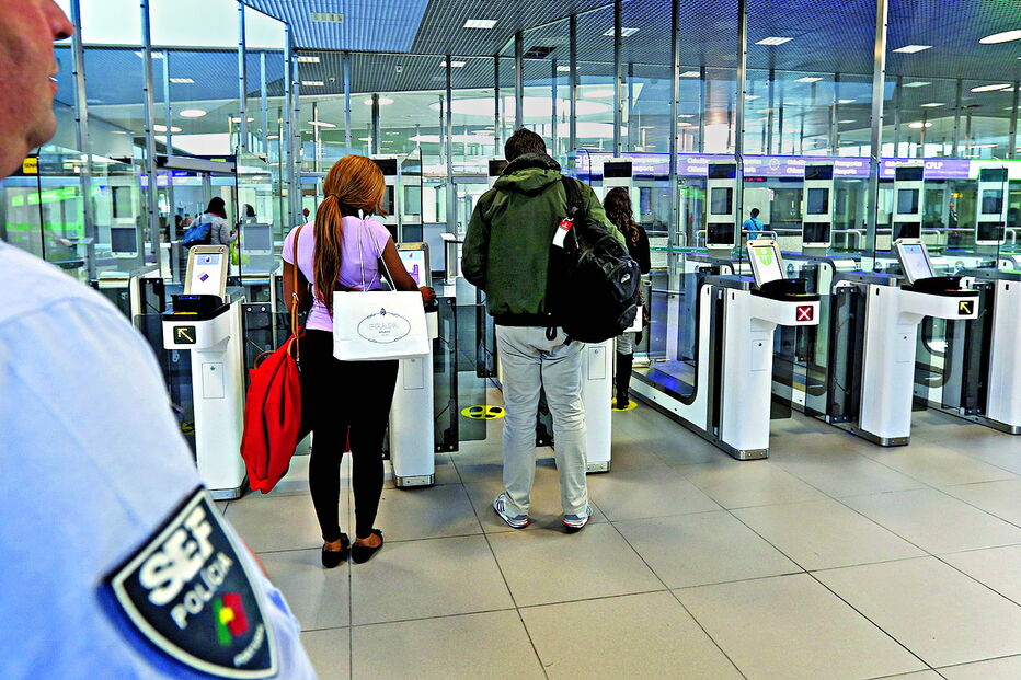 Inspetor do SEF no aeroporto de Lisboa