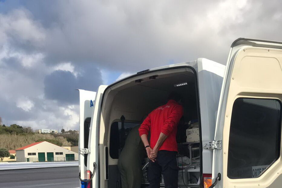 Força Aérea transporta bebé em asfixia