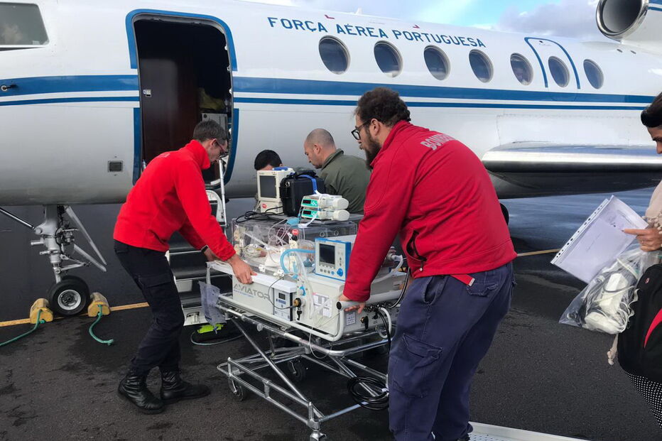 Força Aérea transporta bebé em asfixia