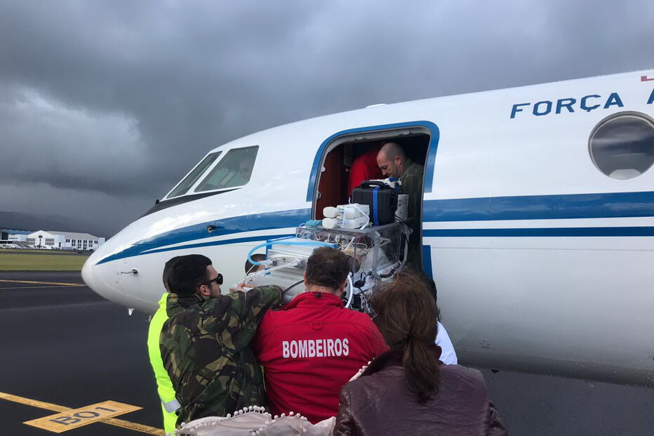 Força Aérea transporta bebé em asfixia