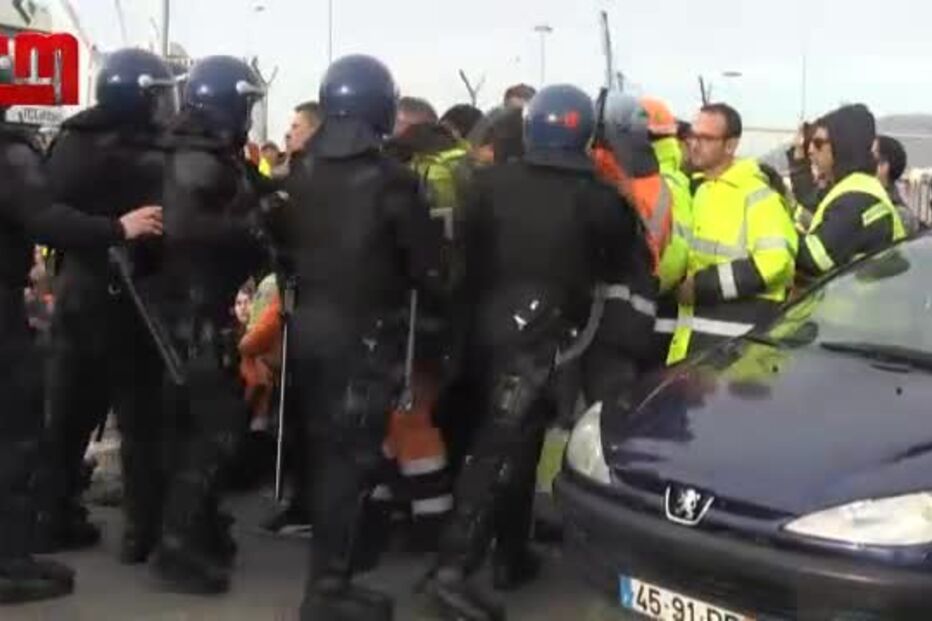 Estivadores em protesto retirados à força pela polícia do porto de Setúbal