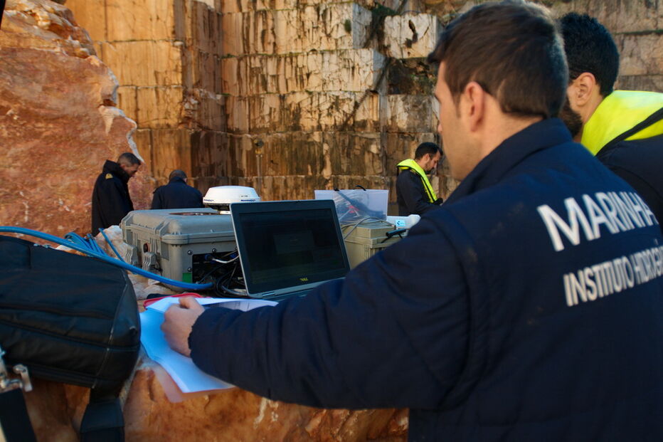 Marinha Portuguesa realiza operações de resgate em pedreira de Borba