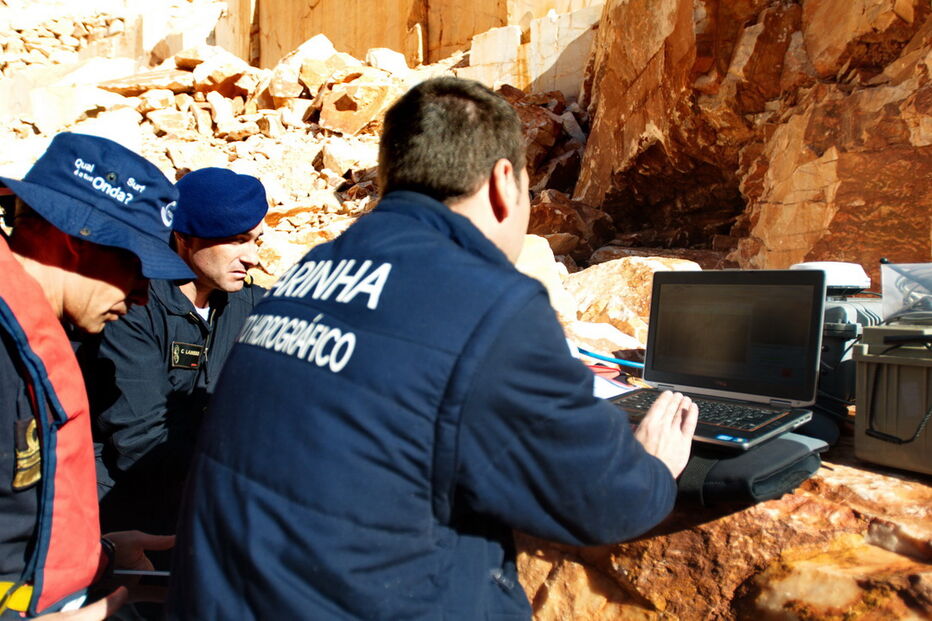 Marinha Portuguesa realiza operações de resgate em pedreira de Borba