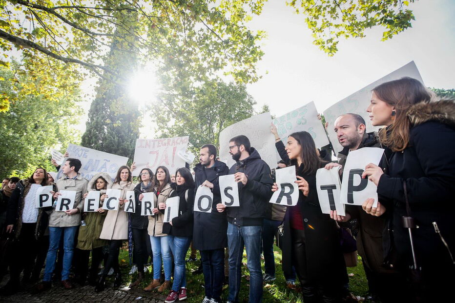 Trabalhadores precários juntaram-se frente à RTP para protestar contra as condições de trabalho