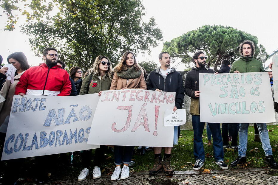Trabalhadores precários juntaram-se frente à RTP para protestar contra as condições de trabalho