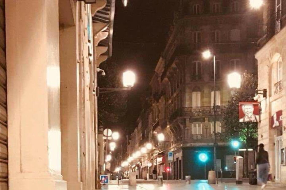 Imagem real de mulher a dormir com criança na rua esconde uma mentira