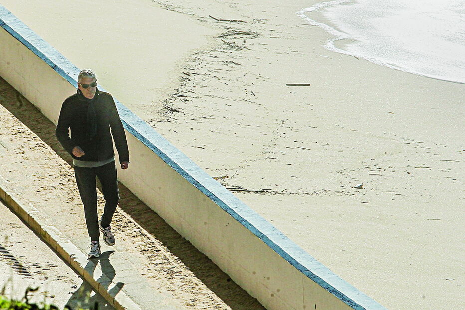 CM surpreendeu José Sócrates na sua habitual caminhada matinal junto ao mar