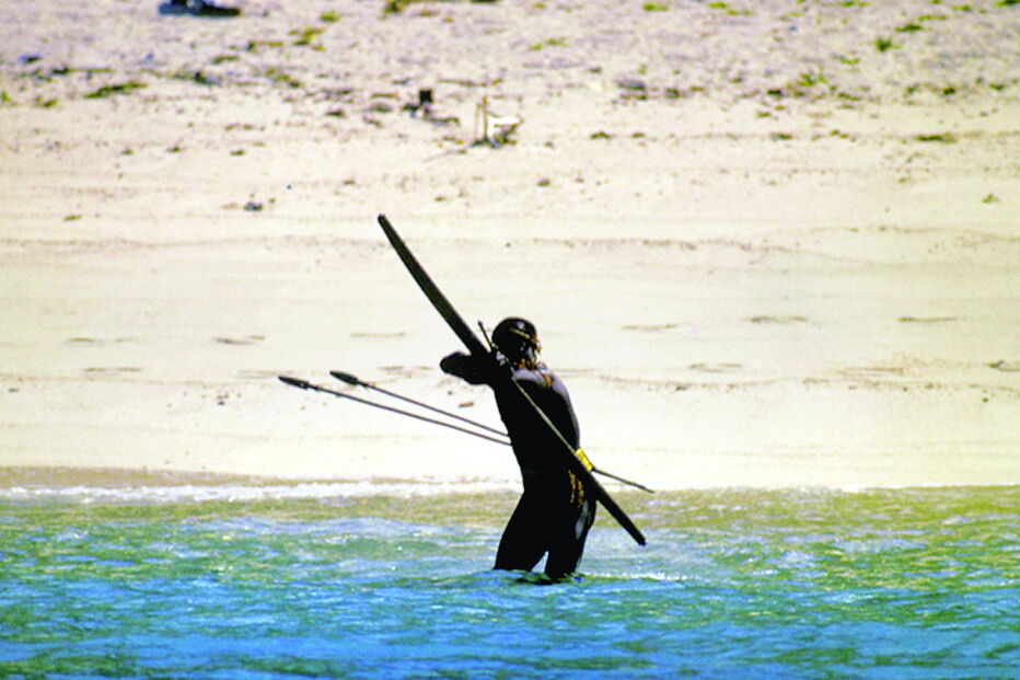 Tribo de Sentinela do Norte vive isolada  
