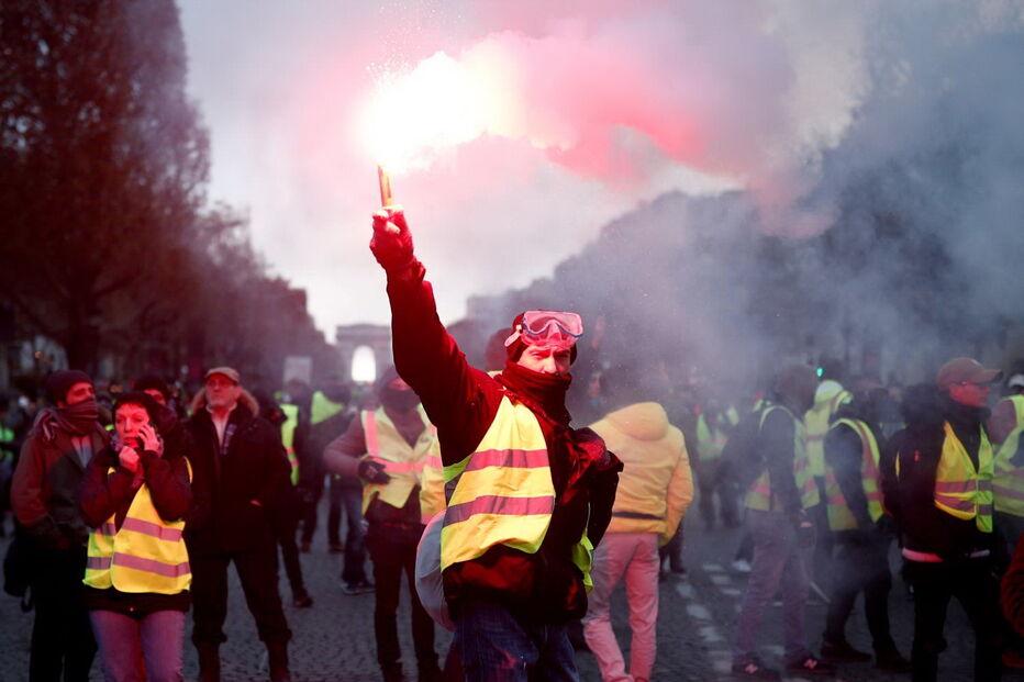 Polícia usa gás lacrimogéneo e canhões de água para dispersar manifestantes em Paris