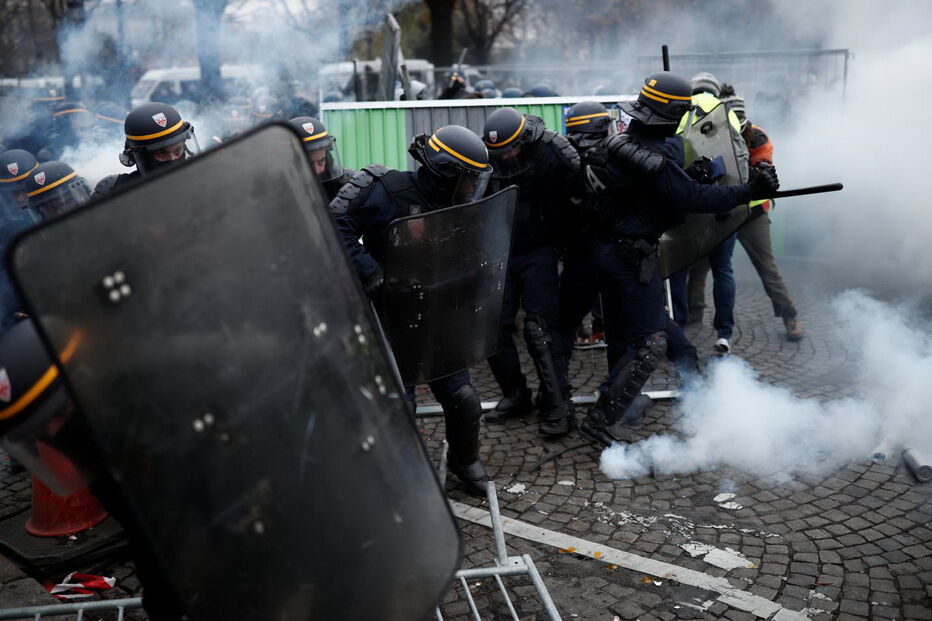 Polícia usa gás lacrimogéneo e canhões de água para dispersar manifestantes em Paris