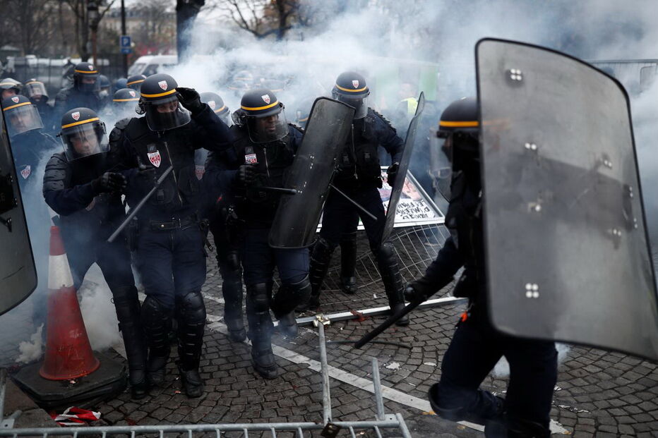Polícia usa gás lacrimogéneo e canhões de água para dispersar manifestantes em Paris